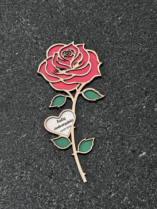 Rosa em madeira personalizada com frase a gosto