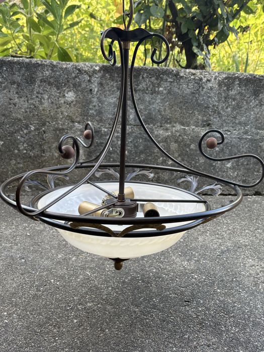 Candeeiro de Teto Clássico em Ferro e Vidro Fosco – Estilo Vintage Elegante