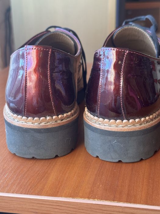 Жіночі лаковані туфлі на шнурівках Pertini