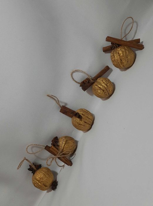 Горіхи золоті, декор на ялинку, прикраса новорічна, золоті горішки