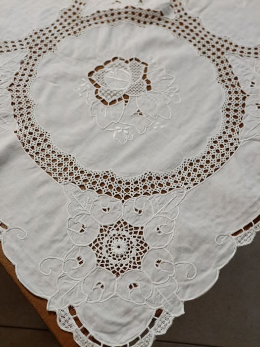 Toalha branca bordada e com crochê