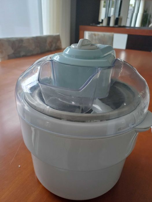 Máquina de fazer gelados pouco usada