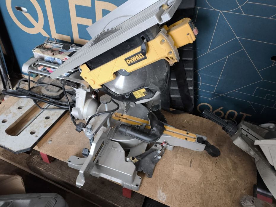 Торцювально-циркулярна пила Dewalt D27112