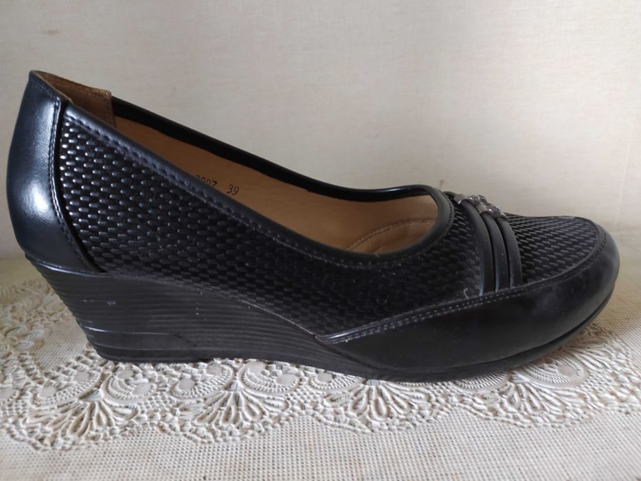 Очаровательные босоножки 37 размера и туфли 38 размера