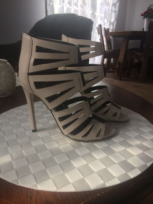 Sandałki Asos bezowe