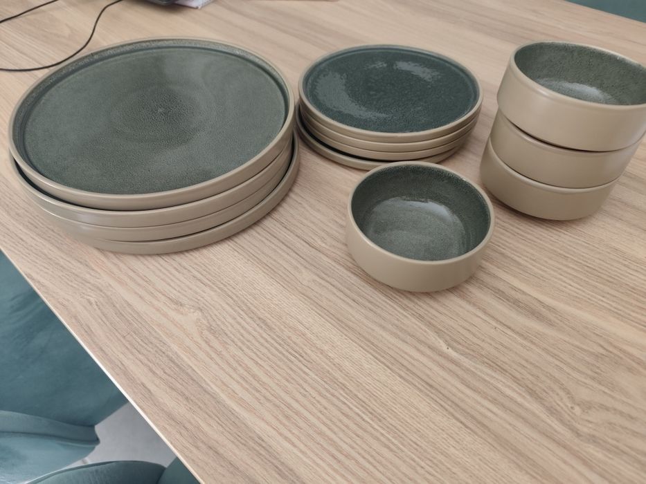 4 pratos rasos, 4 de sobremesa e 4 tigelas verdes