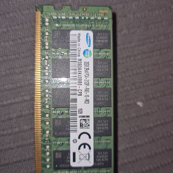 Kości pamięci DDR 4, 2 x 8 GB.