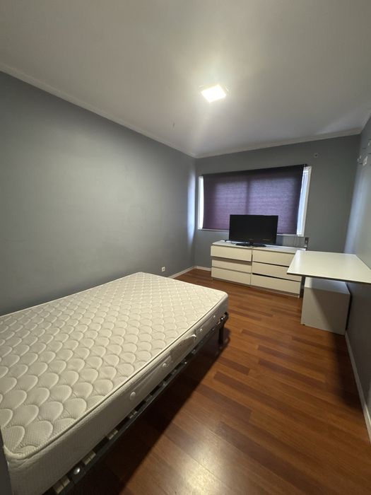 Quarto para arrendar junto a General torres .