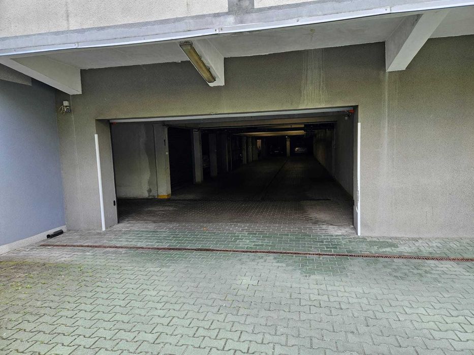 Koniec z szukaniem miejsca na ulicy! 38m² na 3 auta – Szablowskiego 3