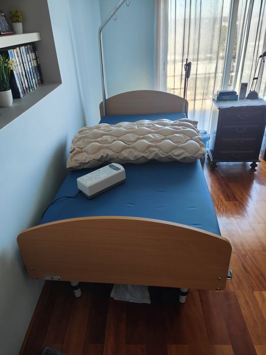 Cama articulada elevatória com colchão antiescaras e colchão insufláve