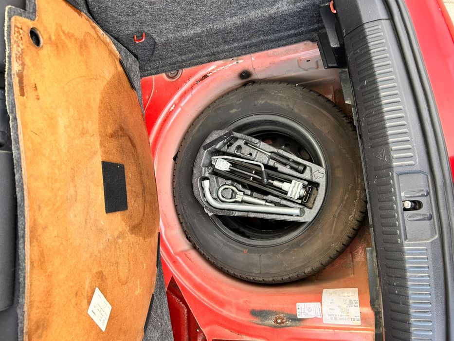 Piękne czerwone VW POLO
