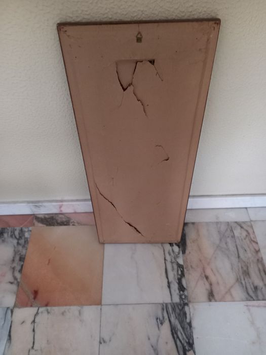 Quadro em ponto de arraiolos  a moldura está  perfeita,.