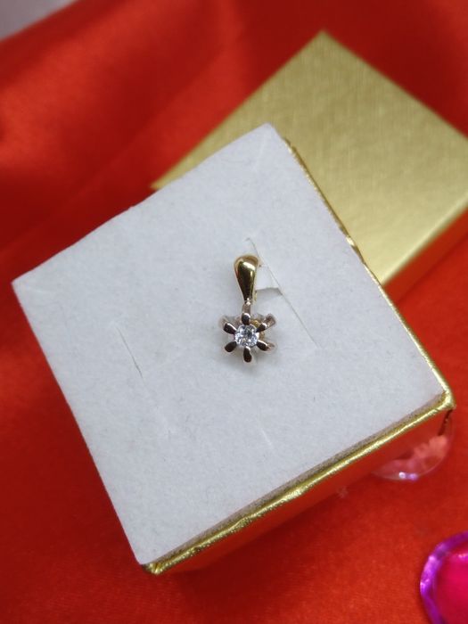 Piękny złoty wisiorek Kwiatek, złoto żółte i białe próby 585