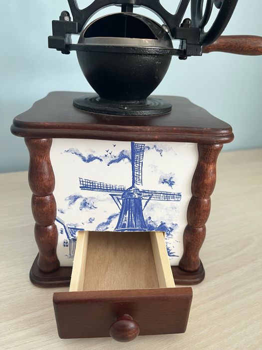 Вінтажна  голандська ручна кавомолка