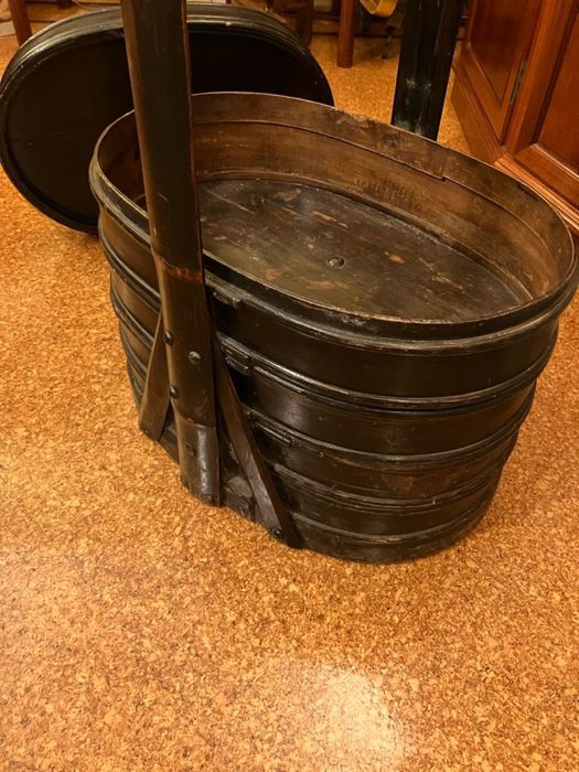 Cesto de madeira com dois andares