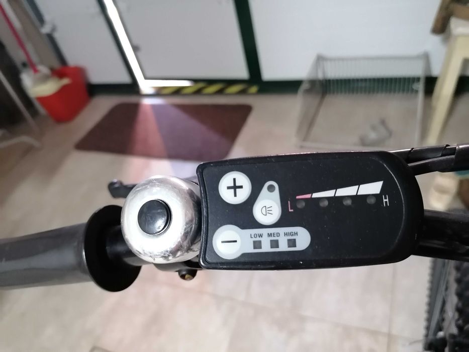 Bicicleta eléctrica antiga e sem carregar a bateria