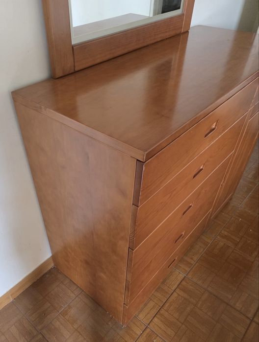 Conjunto: cama com colchão, dois criados-mudos e uma cômoda com espelho.