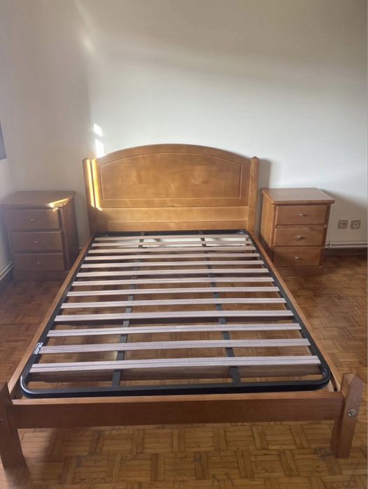 Cama, 2 mesas de cabeceira e comoda com espelho