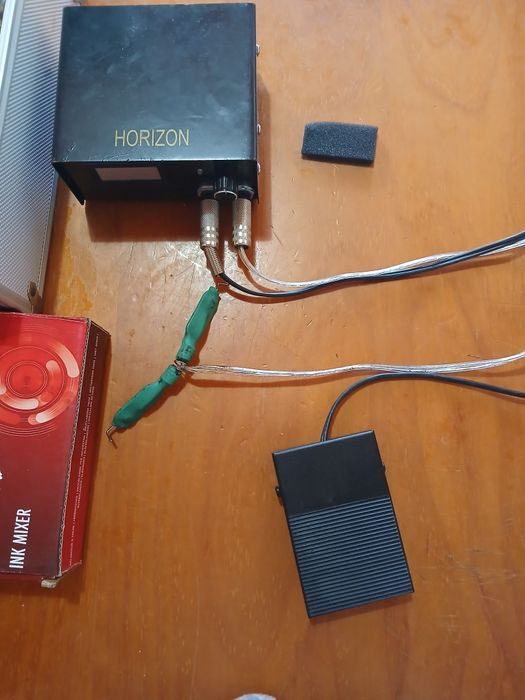 Vendo 2 máquinas de compacto e 1 máquina eléctrica de tatuar