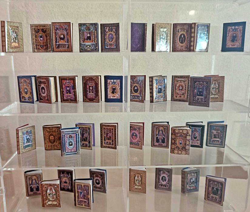 Livros miniatura casa de bonecas