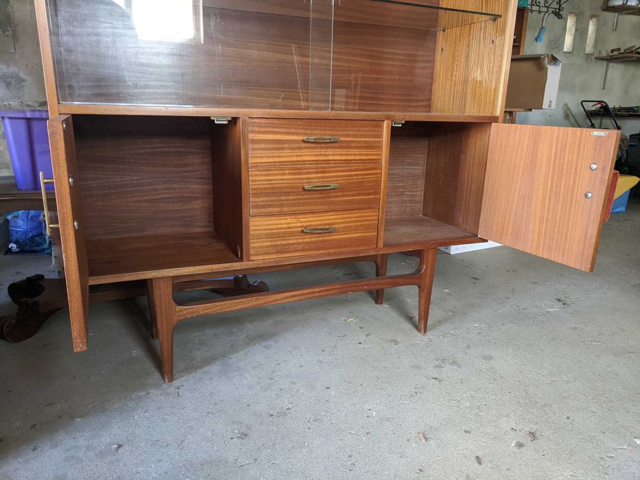 Cristaleira / Vitrine Vintage em Madeira Maciça – Excelente Estado