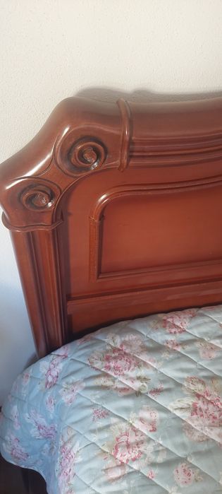 Mobilia de quarto completa em madeira de Nogueira