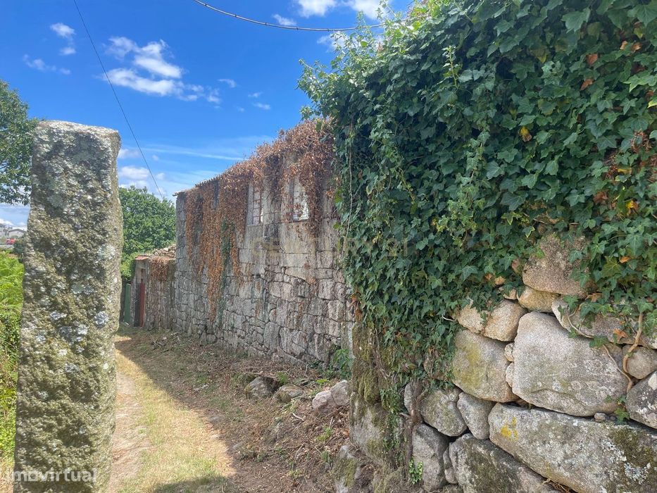 Moradia de 220 metros quadrados, construída em granito, a precisar de
