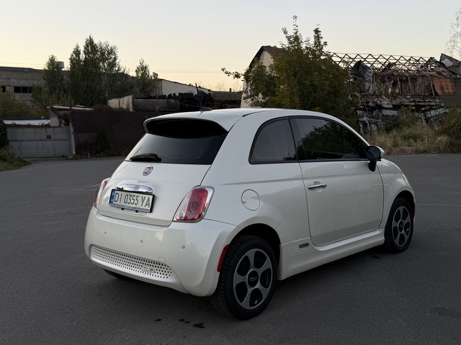 Машина Fiat 500e 2016