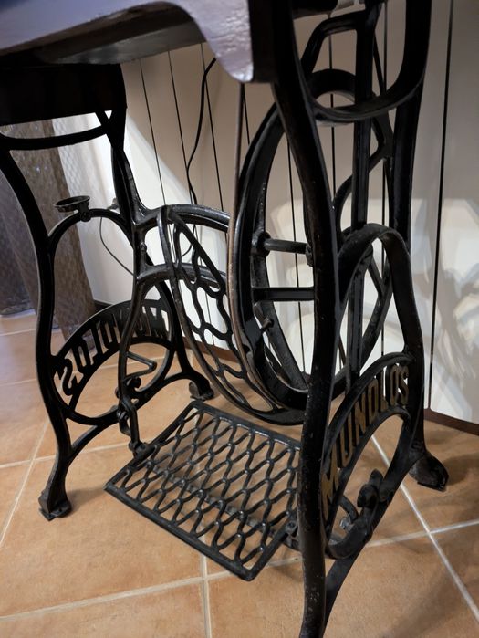 Máquina de costura antiga a pedal Mundlos