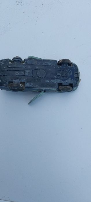 Продаються іграшкові машинки.