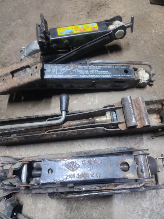 Домкрат для автомобіля