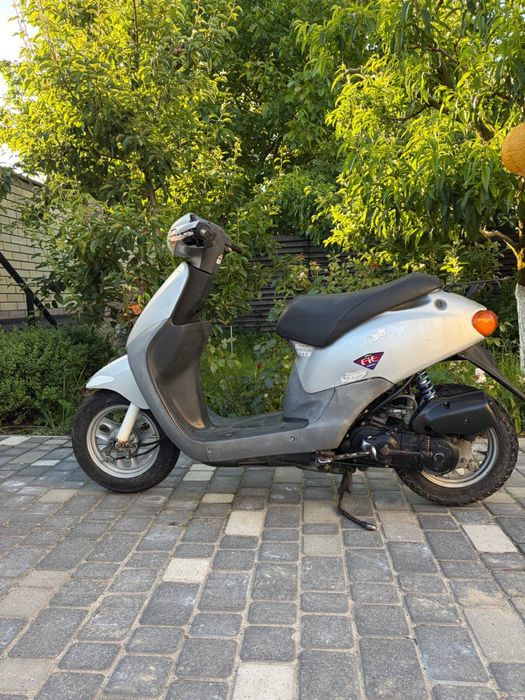 Мопед сірий Honda Dio