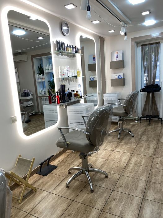 Потрібен перукар та майстер манікюру. Парикмахер.