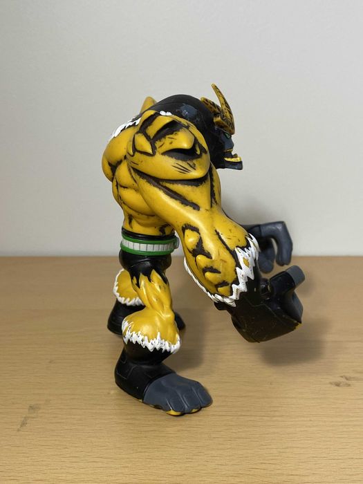 Ben 10 Omniverse Shocksquatch 13 cm Bandai