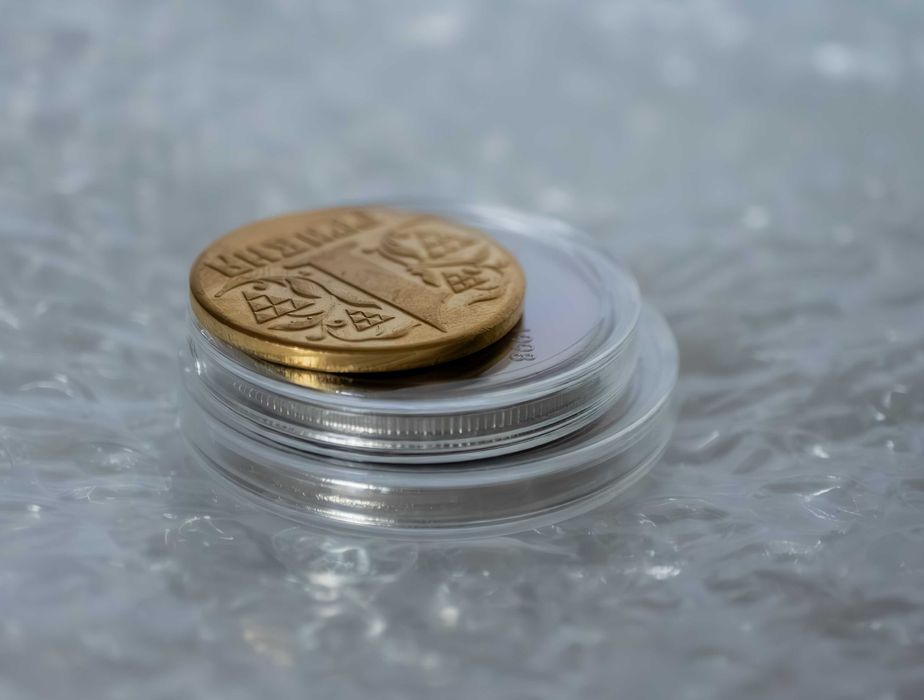 Монети 2 гривні 1998 р.,  1 гривня порошкова 1992 р у круглих капсулах