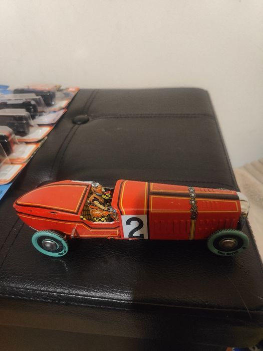 Carro brinquedo lata com corda