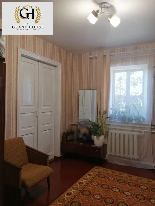 Продам будинок з ексклюзивною земельною ділянкою в центрі міста.