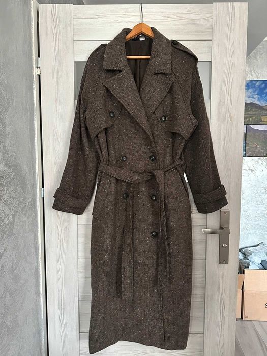 Brązowy płaszcz z paskiem w jodełkę H&M