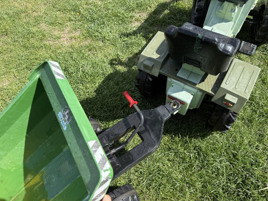 Traktor na pedały z przyczepą i łyżką. Jeździk