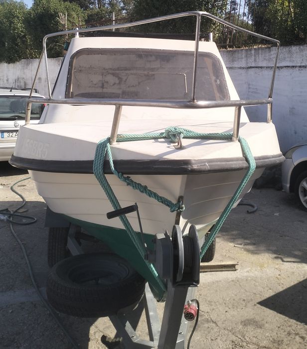 Barco muito estimado com casco duplo