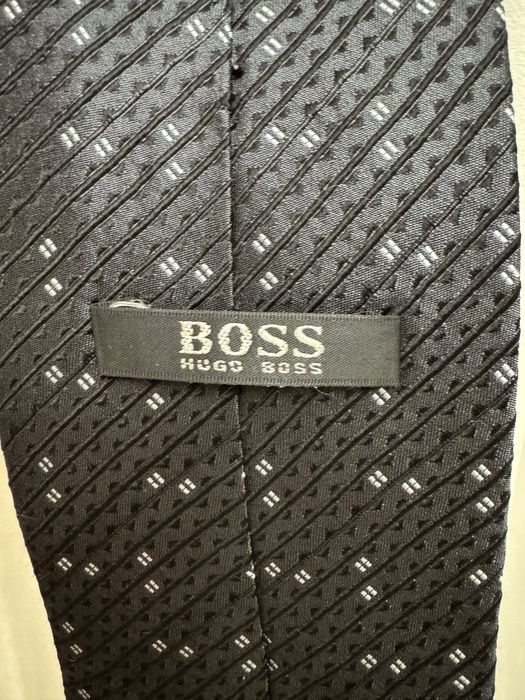 Продаю шелковые галстуки HUGO BOSS оригинал