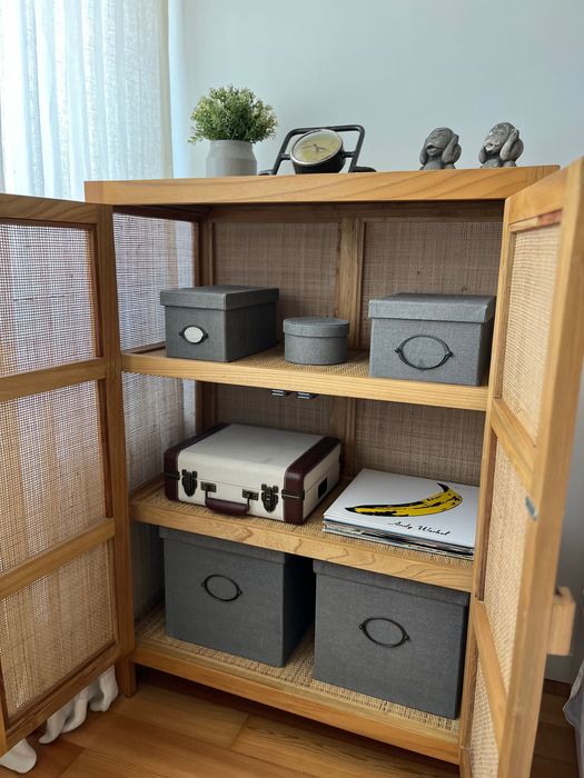 Armário em madeira com portas em rattan – excelente estado