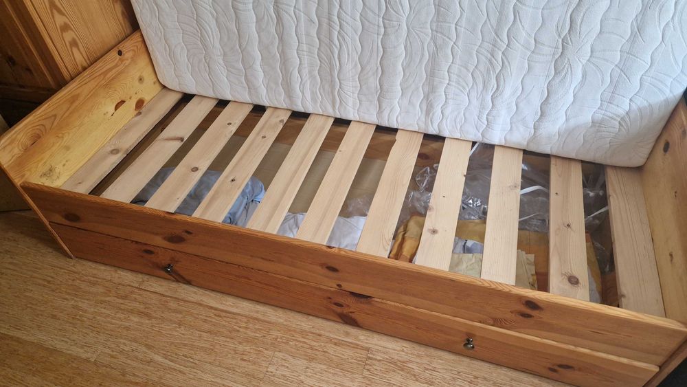 Łóżko sosnowe lite drewno z materacem i szufladą
