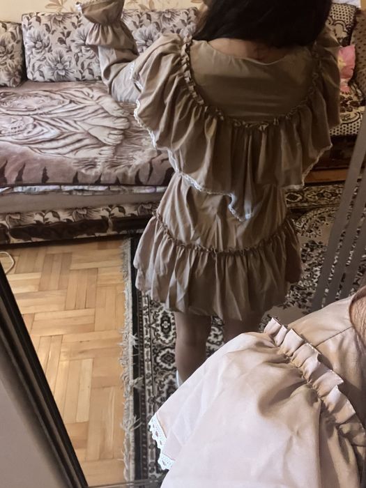 Коричнева сукня з рюшечками