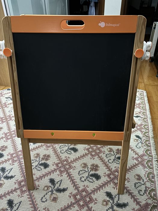 Quadro-cavalete Montessori para desenhar