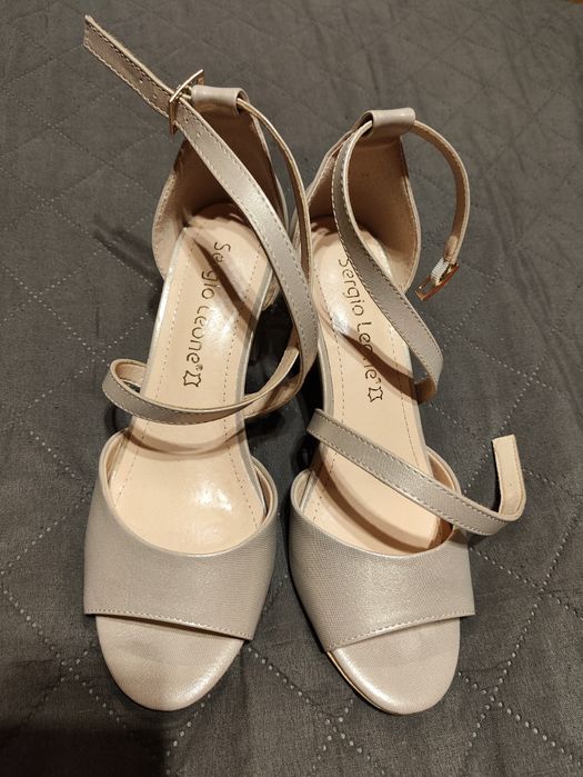 Buty na obcasie kremowo-szare błyszczące