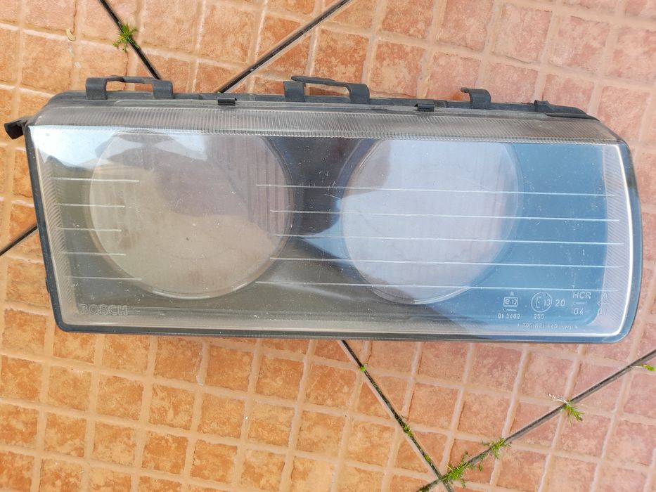 Faróis de carro para desocupar