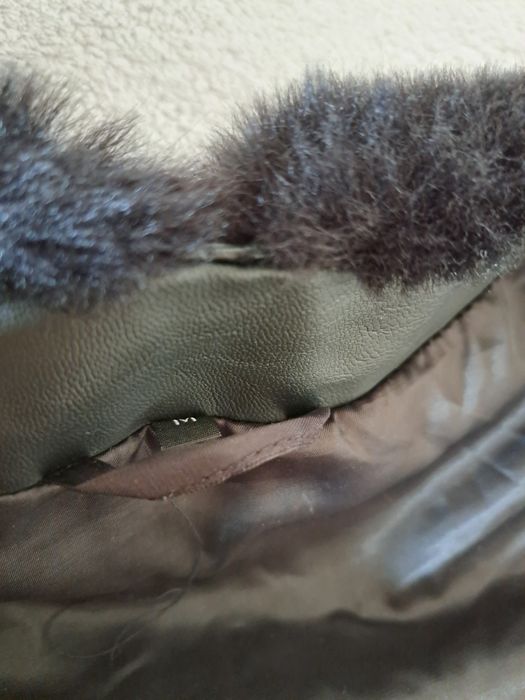 czarna kamizelka futrzana