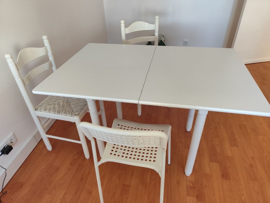 Mesa de jantar reversível com 3 cadeiras
