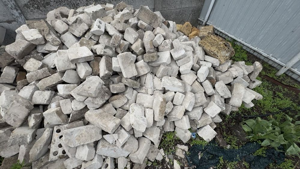 Віддам даром половинки цегли